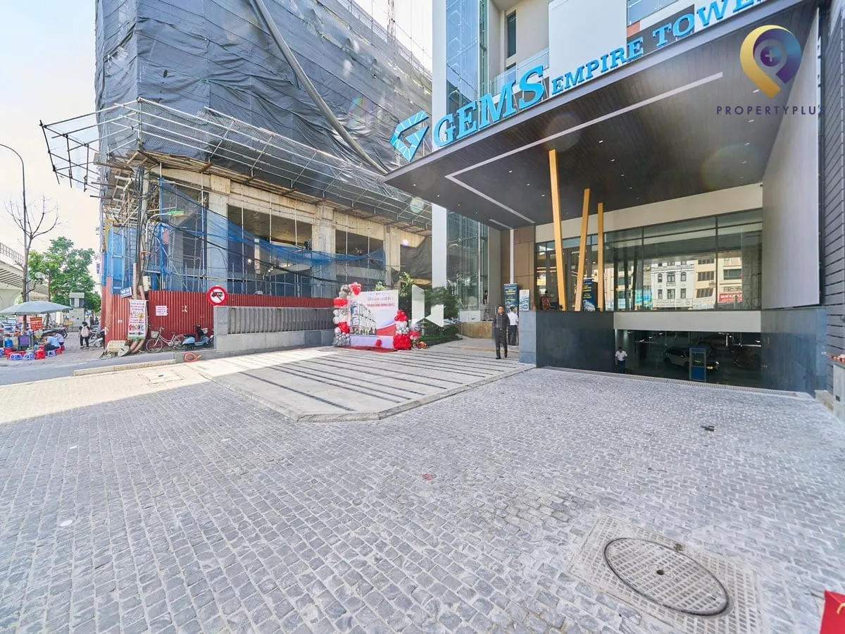 Khu vực sảnh ngoài và lối vào chính của GEMS Empire Tower